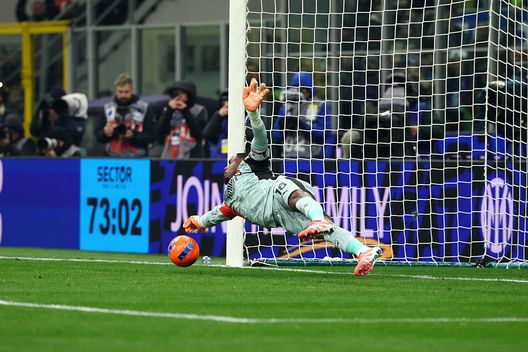 Milano, Italia - 23 novembre 2025: Mike Maignan para il rigore calciato da Hakan Çalhanoğlu. (Foto di Giuseppe Cottini/AC Milan via Getty Images) Inter-Milan tra vittorie, clean sheets e rigori parati: ecco alcune curiosità- immagine 2