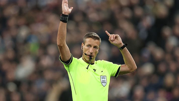 NEWCASTLE UPON TYNE, ENGLAND - FEBRUARY 24: Referee Davide Massa makes a decisio during the UEFA Champions League 2025/26 League Knockout Play-off Second Leg match between Newcastle United FC and Qarabag FK at St James' Park on February 24, 2026 in Newcastle upon Tyne, England. (Photo by Stu Forster/Getty Images) Cremonese-Milan, Massa sarà l’arbitro: i suoi precedenti coi due club - immagine 1