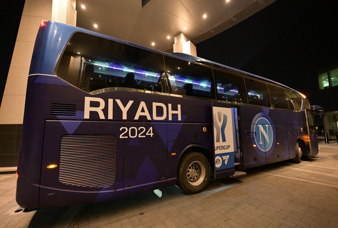 GALLERY Supercoppa, il Napoli è sbarcato a Riyadh: gli scatti dell’arrivo - immagine 12