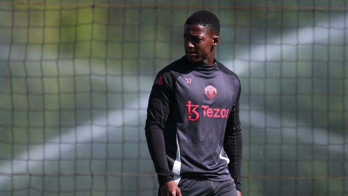 MANCHESTER, ENGLAND - APRIL 30: Kobbie Mainoo of Manchester United during a training session and press conference ahead of their UEFA Europe League 2024/25 semi final first leg match, at Carrington Training Ground on April 30, 2025 in Manchester, England. (Photo by Ben Roberts Photo/Getty Images) Affaire Mainoo, vuole il Napoli a gennaio! Ma lo United fa muro: il motivo – Mattino - immagine 1