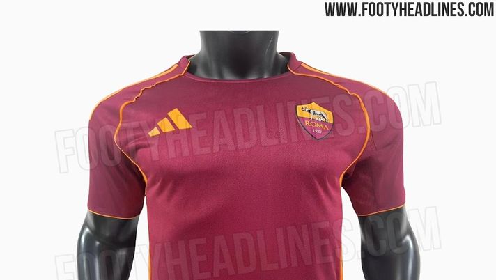 Roma, le immagini della prima maglia 2025-26: rosso scuro con dettagli arancioni Roma, le immagini della prima maglia 2025-26: rosso scuro con dettagli arancioni - immagine 1