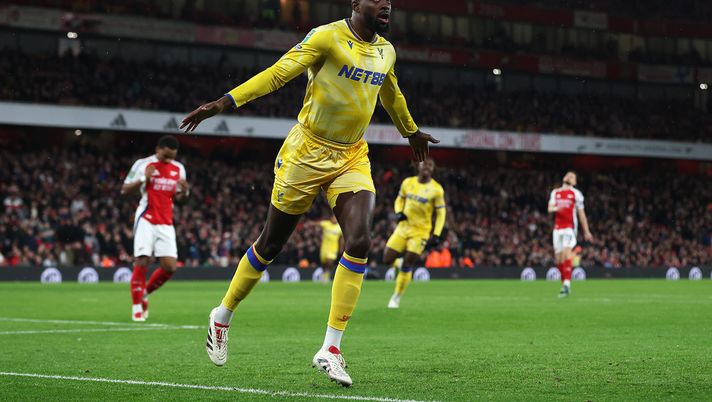 LONDRA, INGHILTERRA - 18 DICEMBRE: Jean-Philippe Mateta del Crystal Palace festeggia il primo gol della sua squadra durante la partita dei quarti di finale di Carabao Cup tra Arsenal e Crystal Palace all'Emirates Stadium il 18 dicembre 2024 a Londra, in Inghilterra. (Foto di Alex Pantling/Getty Images) ESCLUSIVA Crystal Palace-Manchester City, Woosnam: “Eze e Mateta per fare la storia” - immagine 1