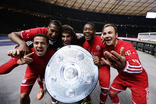 Thiago Alcantara, Jerome Boateng, Javi Martinez , David Alaba e Mario Goetze ai tempi del Bayern Monaco nel 2014. I 5 festeggiano la Bundesilga all'Olympiastadion di Berlino (Photo di Oliver Hardt/Bongarts/Getty Images) Thiago Alcantara ai tempi del Bayern Monaco