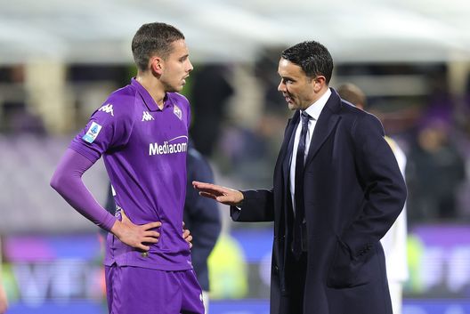 FLORENCE, ITALY - FEBRUARY 28: Head coach Raffaelel Palladino manager of ACF Fiorentina reacts and Mathias Moreno ascf during the Serie A match between Fiorentina and Lecce at Stadio Artemio Franchi on February 28, 2025 in Florence, Italy. (Photo by Gabriele Maltinti/Getty Images) Palladino