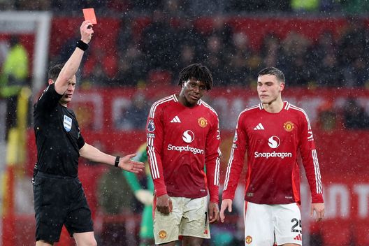Patrick Dorgu, espulso nel Febbraio scorso contro l'Ipswich Town. (Photo by Alex Livesey/Getty Images) Manchester United, Dorgu non decolla. Amorim: “Sento la sua ansia in campo”- immagine 2