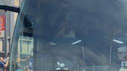 VIDEO / È il giorno della Coppa Scudetto: Inter arrivata a San Siro. Chivu in prima fila
