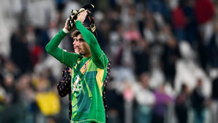 TURIN, ITALY - OCTOBER 22: Juventus goalkeeper Mattia Perin disappointed greet the fans after the UEFA Champions League 2024/25 League Phase MD3 match between Juventus and VfB Stuttgart at Juventus Stadium on October 22, 2024 in Turin, Italy. (Photo by Daniele Badolato - Juventus FC/Juventus FC via Getty Images) Perin, record di parate ma non basta: “Il problema era questo! Restare qui non è… comodo” - immagine 1