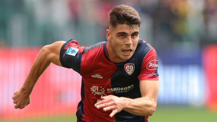 TURIN, ITALY - OCTOBER 06: Adam Obert of Cagliari Calcio during the Serie A match between Juventus FC and Cagliari Calcio at Allianz Stadium on October 06, 2024 in Turin, Italy. (Photo by Jonathan Moscrop/Getty Images) Cagliari, ecco l’esito degli esami e i tempi di recupero per Obert dopo lo stop in nazionale - immagine 1