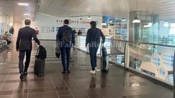 Conte, ecco la foto insieme al ds Manna: domani la firma con il Napoli! Ora è atterrato a Roma