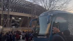 L’arrivo del pullman del Napoli al Maradona: la reazione dei tifosi azzurri
