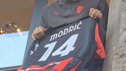 Emozioni, sorrisi, il primo incontro di Luka Modric con i tifosi del Milan