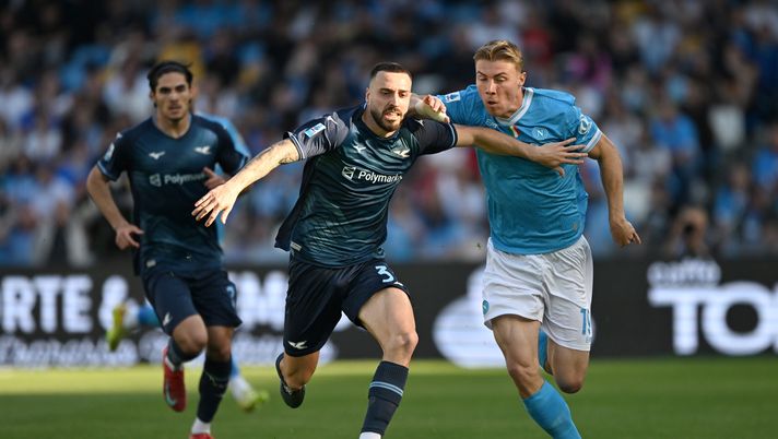 NAPLES, ITALY - APRIL 18: Rasmus Hojlund of SSC Napoli battles for possession with Mario Gila of SS Lazio during the Serie A match between SSC Napoli and SS Lazio at Stadio Diego Armando Maradona on April 18, 2026 in Naples, Italy. (Photo by Francesco Pecoraro/Getty Images) Gila saluta la Lazio, il Napoli osserva interessato: diversi top club sul difensore - immagine 1