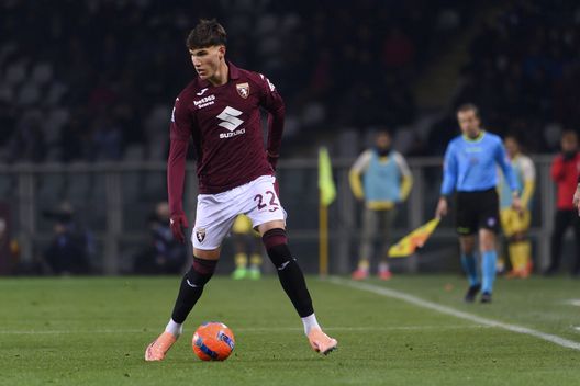 TURIN, ITALY - DECEMBER 8: Cesare Casadei of Torino FC in action during the Serie A match between Torino FC and AC Milan at Stadio Olimpico di Torino on December 8, 2025 in Turin, Italy. (Photo by Stefano Guidi - Torino FC/Torino FC 1906 via Getty Images)