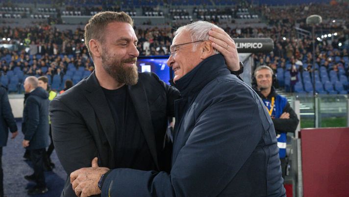 ROME, ITALY - FEBRUARY 05: AS Roma coach Daniele De Rossi and Cagliari coach Claudio Ranieri prior to the Serie A TIM match between AS Roma and Cagliari - Serie A TIM at Stadio Olimpico on February 05, 2024 in Rome, Italy. (Photo by Fabio Rossi/AS Roma via Getty Images) Ranieri riparte, c’è il like di De Rossi - immagine 1