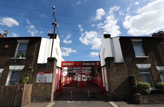 L'ingresso tra le case di Griffin Park - PhbGettyImages Il Calcio a Londra: quando il Brentford giocava a Griffin park, lo stadio con un pub a ogni angolo- immagine 3