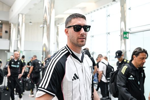 WHITE SULPHUR SPRINGS, WEST VIRGINIA - JUNE 14: Dusan Vlahovic of Juventus during the team travel to The Greenbrier on June 14, 2025 in White Sulphur Springs, West Virginia. (Photo by Daniele Badolato - Juventus FC/Juventus FC via Getty Images) Ferrara: “Juve-Inter? Più pressione per i nerazzurri. Sarà gara aperta”- immagine 2