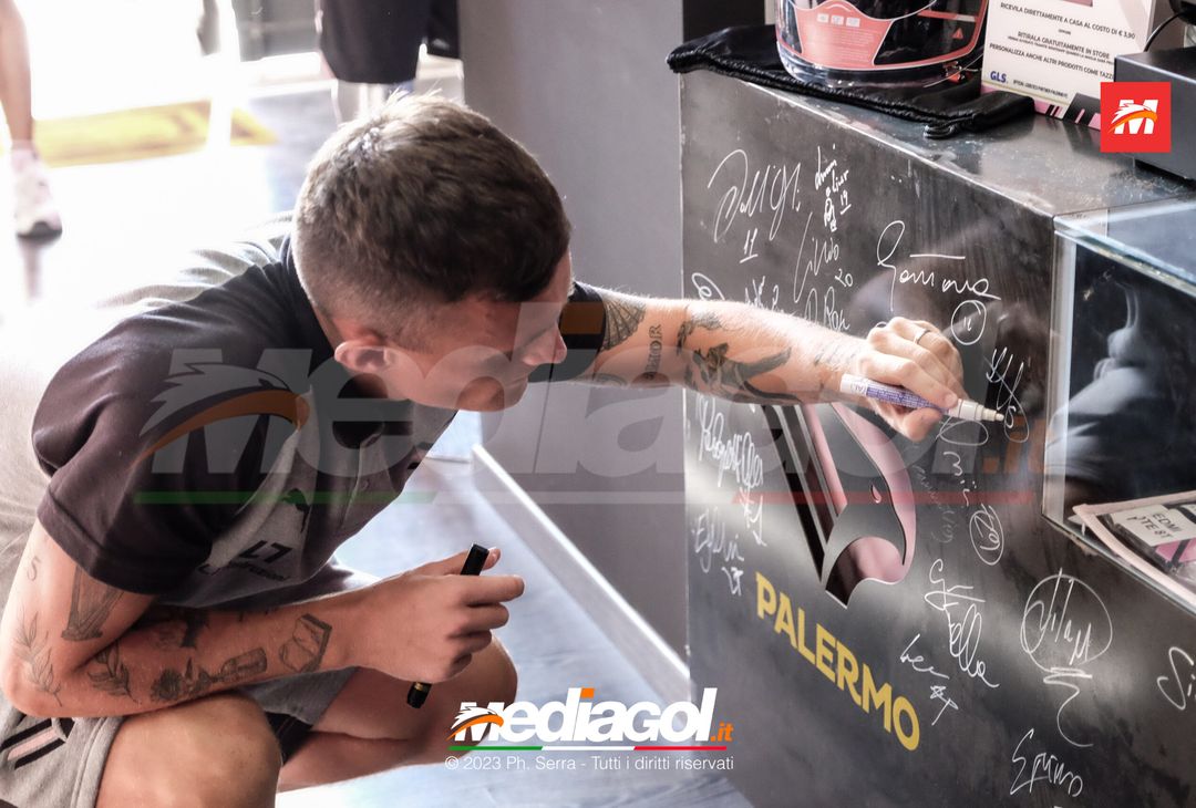 FOTO PALERMO: Liam Henderson incontra i tifosi allo Store Ufficiale (GALLERY) - immagine 60
