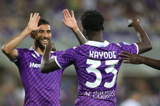 FLORENCE, ITALY - OCTOBER 2: Michael Kayode and Nicolás Iván González of ACF Fiorentina celebrates after scoring a goal during the Serie A TIM match between ACF Fiorentina and Cagliari Calcio at Stadio Artemio Franchi on October 2, 2023 in Florence, Italy. (Photo by Gabriele Maltinti/Getty Images) Nico Gonzalez responsabilizzato. Dodò, guarisci tranquillo che qui c’è Kayode- immagine 2