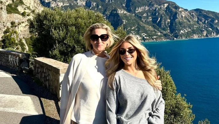 FOTO Lady McTominay con la mamma a Positano: “Auguri ad una donna speciale” - immagine 1
