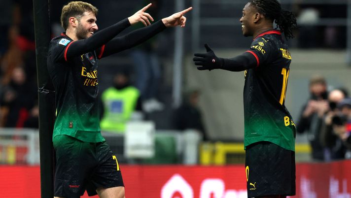MILAN, ITALY - FEBRUARY 15: Santiago Gimenez of AC Milan celebrates with his teammate Rafael Leao after scoring his team's opening goal during the Serie A match between AC Milan and Verona at Stadio Giuseppe Meazza on February 15, 2025 in Milan, Italy. (Photo by Claudio Villa/AC Milan via Getty Images) leao-rincuora-gimenez-sull-astinenza-da-gol-ne-farai-molti-presto-commento-social-instagram