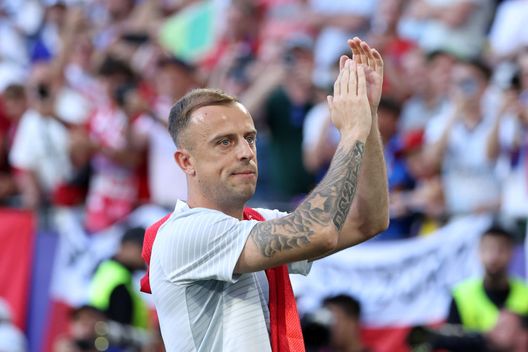 Kamil Grosicki con la maglia della nazionale polacca saluta i tifosi dopo il match giocato contro la Francia a EURO 2024 (Photo by Kevin C. Cox/Getty Images) Jan Urban è il nuovo allenatore della nazionale polacca- immagine 3