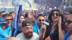 Entusiasmo e tifosi su di giri nel pre-partita: giornalista coinvolta nella festa