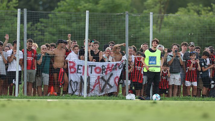 ORDINE, Milanello: fischi ma anche il lancio dei palloni ai bimbi - immagine 1