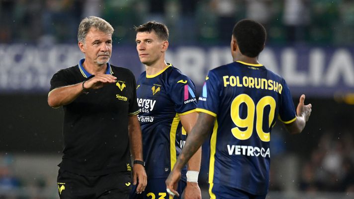 VERONA, ITALY - AUGUST 26: Marco Baroni, Head Coach of Hellas Verona, shakes hands with Michael Folorunsho of Hellas Verona following the Serie A TIM match between Hellas Verona FC and AS Roma at Stadio Marcantonio Bentegodi on August 26, 2023 in Verona, Italy. (Photo by Alessandro Sabattini/Getty Images) Folorunsho, prende quota l’ipotesi Lazio non solo per il fattore-Baroni: i dettagli - immagine 1