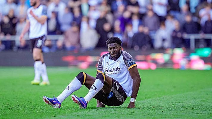 Patrick Agyemang of Derby County goes down during the Sky Bet Championship match between Derby County and Stoke City at Pride Park Stadium in Derby, United Kingdom, on April 6, 2026. (Photo by Maynard Manyowa/News Images/NurPhoto via Getty Images) Patrick Agyemang shock: salterà il Mondiale per un infortunio al tendine d’Achille - immagine 1