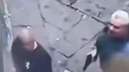 Scontri a Napoli, agente in borghese con la pistola a scopo intimidatorio IL VIDEO