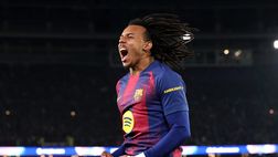 Barcellona, Koundè torna in Benin e gioca scalzo coi bambini del suo paese