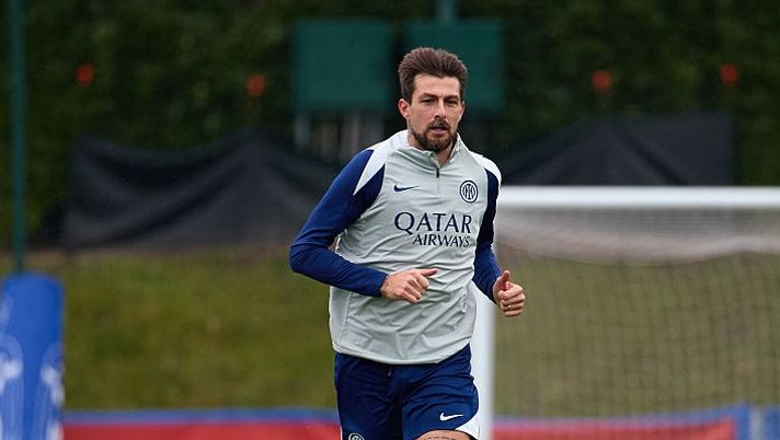 COMO, ITALY - DECEMBER 23: Francesco Acerbi of FC Internazionale in action during the FC Internazionale training session at BPER Training Centre at Appiano Gentile on December 23, 2025 in Como, Italy. (Photo by Francesco Scaccianoce - Inter/Inter via Getty Images) ULTIM’ORA – Inter, Acerbi di nuovo in gruppo: cosa filtra verso il Bologna! Darmian… - immagine 1