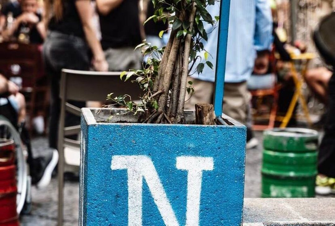 SII AUTENTICO Napoli, un luogo pieno di vicoli trafficati e stradine strette in cui si sente ancora lo spirito autentico della città. I Quartieri Spagnoli sono la perfetta miscela di quello spirito napoletano, con ogni angolo in grado di raccontare le tante vite di questa terra. Qui, tra mercatini, ristoranti e palazzi, potrai provare gli odori, i suoni e i gusti che rendono unica la nostra città. La vita nei quartieri spagnoli è un mix di eccitazione e tranquillità. L'emozione arriva dai turisti desiderosi di scoprire ogni parte della zona, mentre la tranquillità arriva dai residenti dei Quartieri Spagnoli, che restano distaccati dal ritmo di vita rapido che la società moderna ci impone.