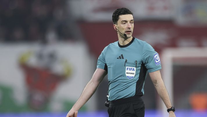 LEIPZIG, GERMANY - FEBRUARY 09: Referee Florian Badstubner
looks on during the Bundesliga match between RB Leipzig and FC St. Pauli 1910 at Red Bull Arena on February 09, 2025 in Leipzig, Germany. (Photo by Maja Hitij/Getty Images) Fiorentina-Sigma Olomouc, l’arbitro designato è alla prima assoluta in Europa - immagine 1