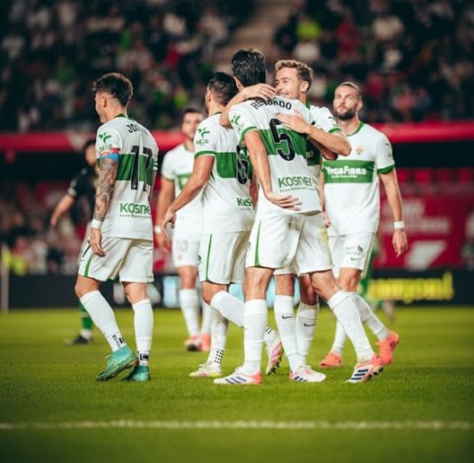 I compagni di Fede Redondo abbracicano il giocatore dopo il messo a segno nel match di Copa Del Rey tra Elche e Los Garros (Credits: TWITTER @elchecf) Fede Redondo segue le orme del padre: primo gol con l’Elche in Copa del Rey- immagine 2