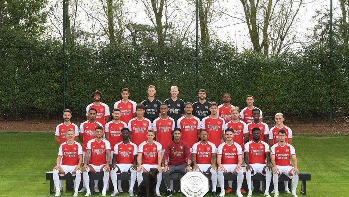 Arsenal, il cane labrador uno del gruppo: nella foto ufficiale con i giocatori - immagine 1