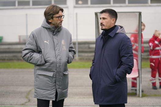 MILANO, ITALIA - 9 NOVEMBRE: (da sinistra a destra) L'allenatore del Cagliari U20 Fabio Pisacane e l'allenatore del Milan U20 Federico Guidi parlano prima della partita di Primavera 1 presso la Vismara PUMA House of Football (Foto di Pier Marco Tacca/AC Milan tramite Getty Images) UFFICIALE: Fabio Pisacane è il nuovo allenatore del Cagliari- immagine 2