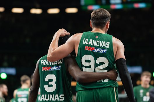 KAUNAS, LITHUANIA - NOVEMBER 25: Sylvain Francisco, #3 of Zalgiris Kaunas and Edgaras Ulanovas, #92 of Zalgiris Kaunas celebrating after the EuroLeague Regular Season Round 13 match between Zalgiris Kaunas and Kosner Baskonia Vitoria-Gasteiz at Zalgirio Arena on November 25, 2025 in Kaunas, Lithuania. (Photo by Eitvydas Kinaitis/Euroleague Basketball via Getty Images) Eurolega, Paris-Zalgiris in streaming gratuito: orario e diretta TV- immagine 2
