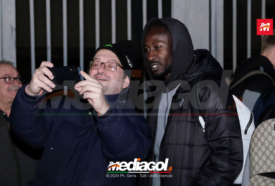FOTO PALERMO: la squadra rosanero si raduna al parcheggio dell’Ippodromo (GALLERY) - immagine 12