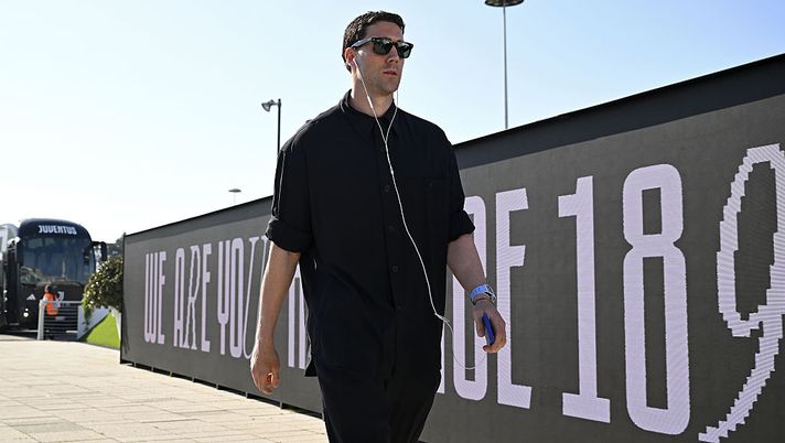 TURIN, ITALY - APRIL 06: Dusan Vlahovic of Juventus arrives at the stadium prior to the Serie A match between Juventus FC and Genoa CFC at Allianz Stadium on April 06, 2026 in Turin, Italy. (Photo by Filippo Alfero - Juventus FC/Juventus FC via Getty Images) Calciomercato Milan, obiettivo Vlahović se non rinnova con la Juve e Nkunku potrebbe partire - immagine 1