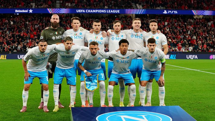 LISBON, PORTUGAL - DECEMBER 10: SSC Napoli players pose for a team photograph prior to the UEFA Champions League 2025/26 League Phase MD6 match between SL Benfica and SSC Napoli at on December 10, 2025 in Lisbon, Portugal. (Photo by Gualter Fatia/Getty Images) Champions, la classifica: il Napoli perde col Benfica ma resta in zona play-off FOTO - immagine 1