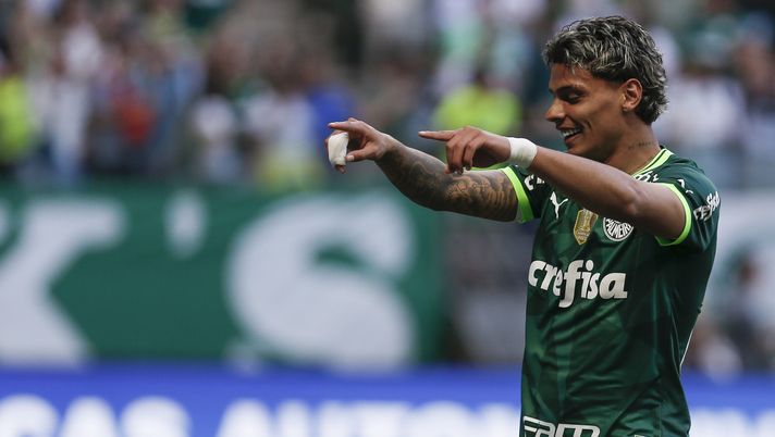 SAO PAULO, BRAZIL - JULY 22: Richard Rios of Palmeiras celebrate after scoring the team's first goal during the match between Palmeiras and Fortaleza as part of Brasileirao Series A 2023 at Allianz Parque on July 22, 2023 in Sao Paulo, Brazil. (Photo by Ricardo Moreira/Getty Images) Rios, niente Italia: accordo raggiunto con il Benfica, ufficialità in arrivo - immagine 1