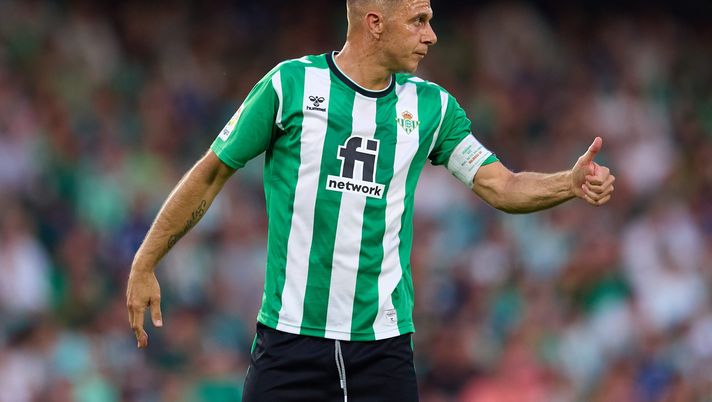 SEVILLE, SPAIN - JUNE 04: Joaquin Sanchez of Real Betis looks on during the LaLiga Santander match between Real Betis and Valencia CF at Estadio Benito Villamarin on June 04, 2023 in Seville, Spain. (Photo by Fran Santiago/Getty Images) Caso Deossa Real Betis: sospeso per la relazione con la figlia di Joaquín - immagine 1
