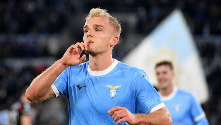ROME, ITALY - MARCH 15: Gustav Isaksen of SS Lazio celebrates the opening goal during the Serie A match between SS Lazio and AC Milan at Stadio Olimpico on March 15, 2026 in Rome, Italy. (Photo by Marco Rosi - SS Lazio/Getty Images) I voti di Lazio-Milan al fanta: Isaksen come Gila, la scelta su Cancellieri! Pulisic e Fullkrug più di Leao - immagine 1