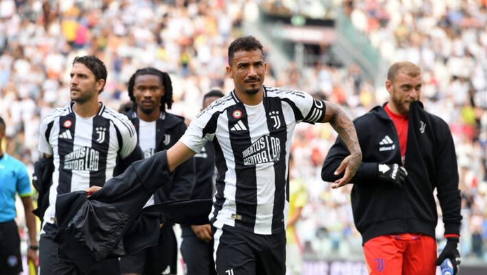 TURIN, ITALY - AUGUST 6: Danilo of Juventus during the Pre-season Friendly between Juventus and Juventus Next Gen at Allianz Stadium on August 6, 2024 in Turin, Italy. (Photo by Chris Ricco - Juventus FC/Juventus FC via Getty Images) Danilo: “Spiace per Chiesa e Szczesny, gli auguro il meglio. I fischi a Locatelli e i nuovi…” - immagine 1