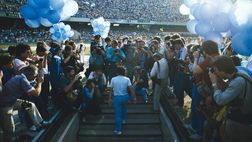 FOTO Maradona, 40 anni fa la presentazione al San Paolo: il toccante post dei figli
