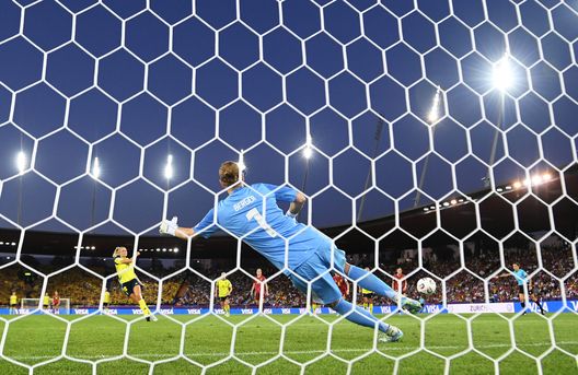 ZURIGO, SVIZZERA - 12 LUGLIO: (NOTA DELL'EDITORE: Fridolina Rolfo della Svezia segna il terzo gol della sua squadra su rigore contro Ann-Katrin Berger della Germania. (Foto di Matthias Hangst/Getty Images) Europeo femminile, Berger e la lotta contro il cancro: “Tatuaggi per coprire le cicatrici”- immagine 3