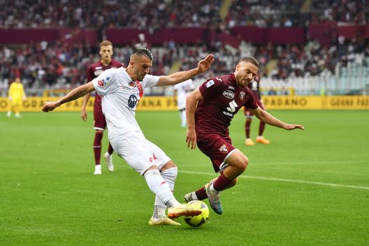 TURIN, ITALY - MAY 07: Dany Mota of AC Monza crosses the ball whilst under pressure from Nikola Vlasic of Torino FC during the Serie A match between Torino FC and AC Monza at Stadio Olimpico di Torino on May 07, 2023 in Turin, Italy. (Photo by Valerio Pennicino/Getty Images)