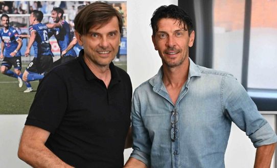 Zanchetta al momento della firma col Novara (dal sito ufficiale del club) UFFICIALE / Dopo addio all’Inter Zanchetta è il nuovo allenatore del Novara- immagine 2