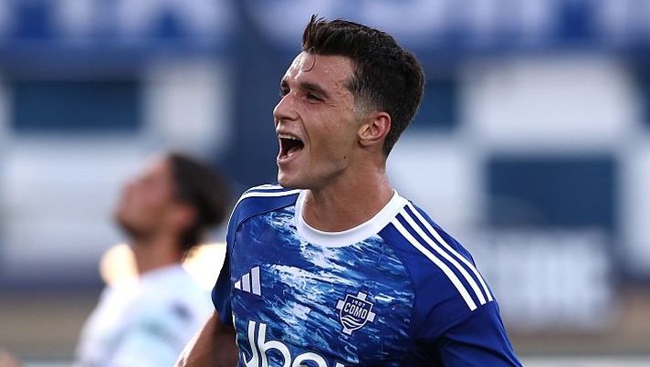 COMO, ITALY - AUGUST 16: Anastasios Douvikas of Como 1907 celebrates after scoring their team's second goal during the Coppa Italia match between Como 1907 and FC Sudtirol at Stadio G. Sinigaglia on August 16, 2025 in Como, Italy. (Photo by Marco Luzzani/Getty Images) Como-Sassuolo, le formazioni ufficiali: la scelta su Douvikas, Da Cunha, Vojvoda, Laurienté e Doig - immagine 1